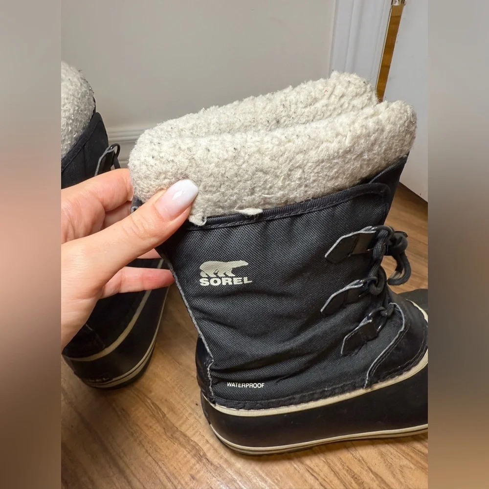 Sorel - Women’s Black and White Warm Cozy Faux Fur Winter Boots in Size EUR 38 - Picture 2 of 6